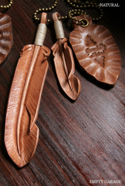 Rooster King & Co.　Carved Leather feather Necklace
