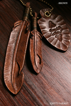 Rooster King & Co.　Carved Leather feather Necklace